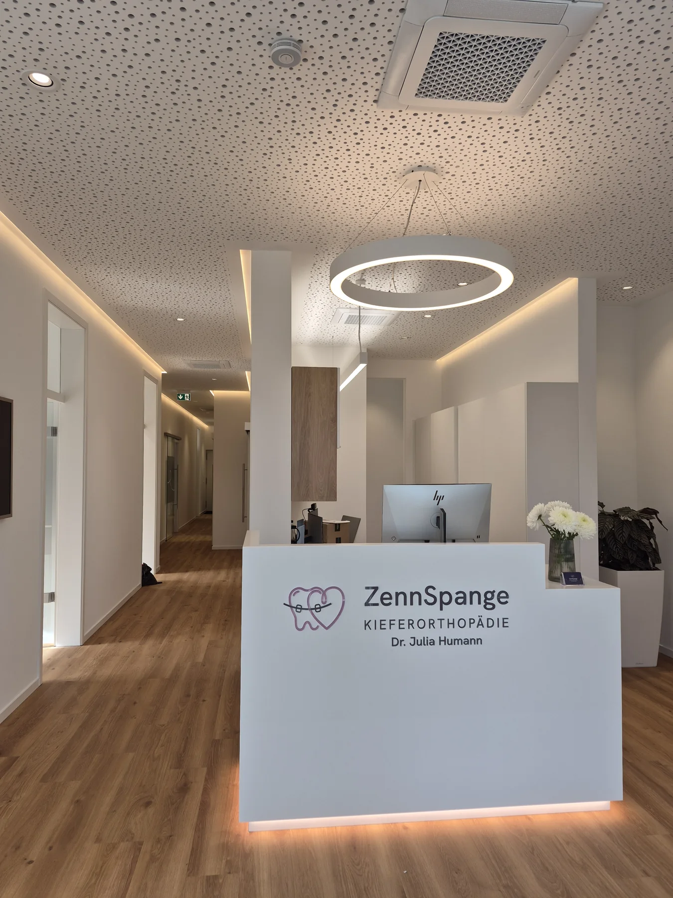 Empfang der Zennspange mit Deckenkassette und runder Pendelleuchte